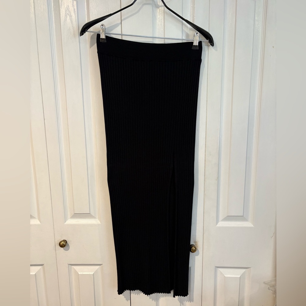 Wilfrid Elegant Black Ribbed Skirt